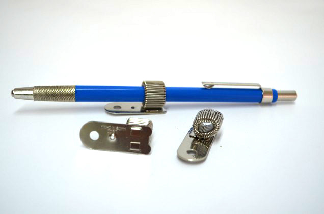 Portaplumas de resorte en forma de anillo metálico de 31 mm de largo por 13 mm de ancho, con acabado níquel, ideal para accesorios de escritura y herramientas de oficina. Portaplumas de resorte en forma de anillo metálico de 31 mm de largo por 13 mm de ancho, con acabado níquel, ideal para accesorios de escritura y herramientas de oficina.